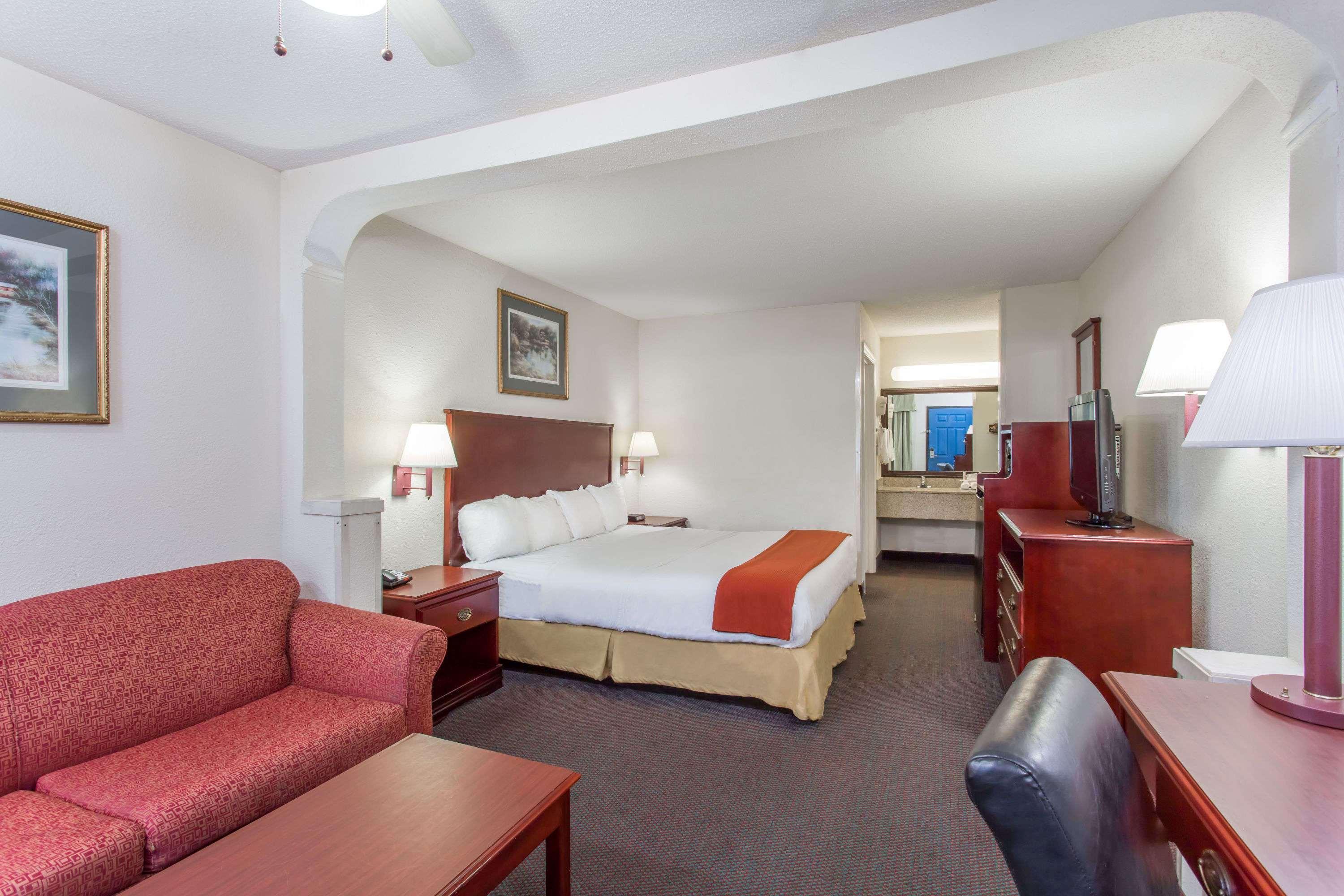Baymont Inn & Suites Манинг Екстериор снимка