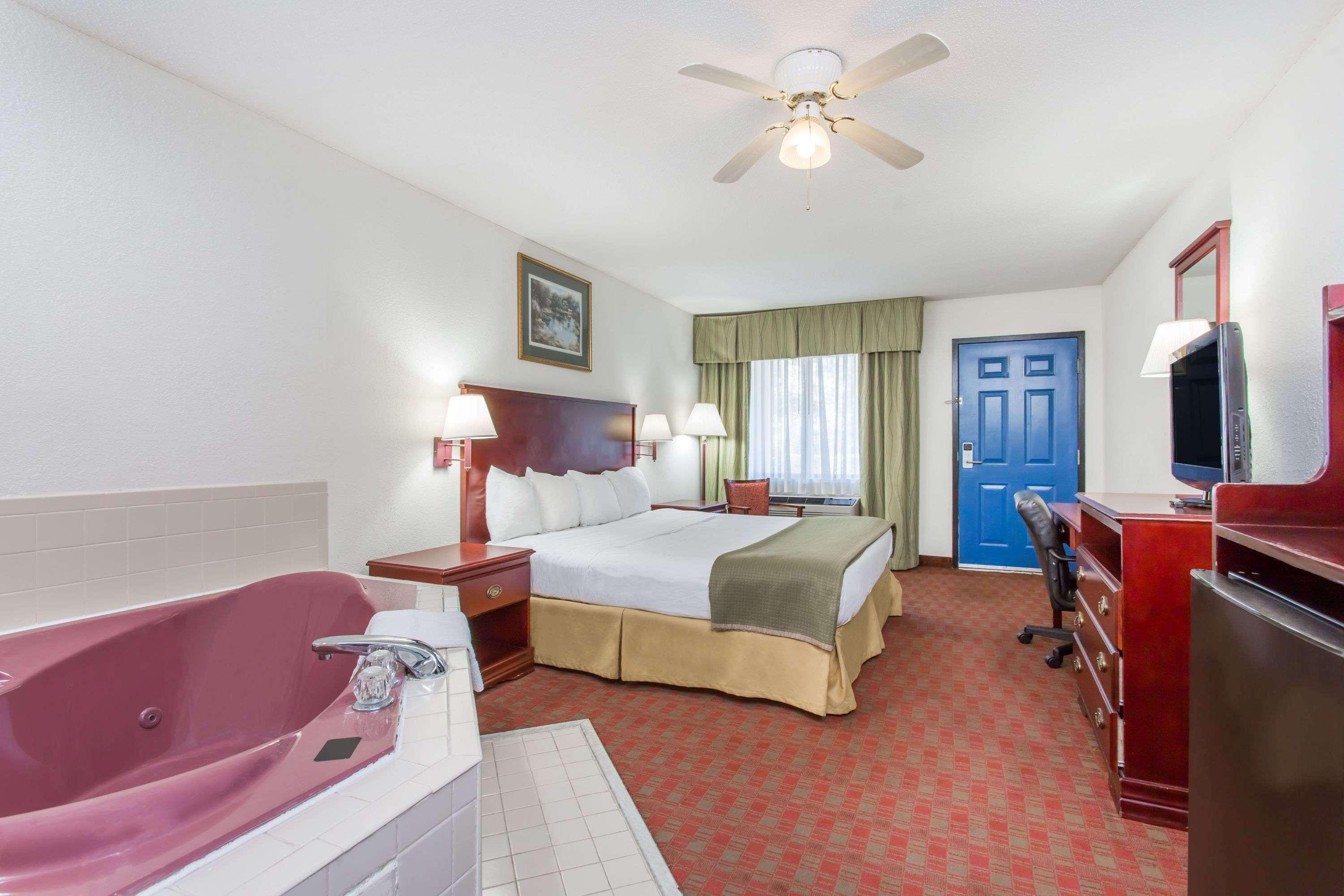 Baymont Inn & Suites Манинг Екстериор снимка