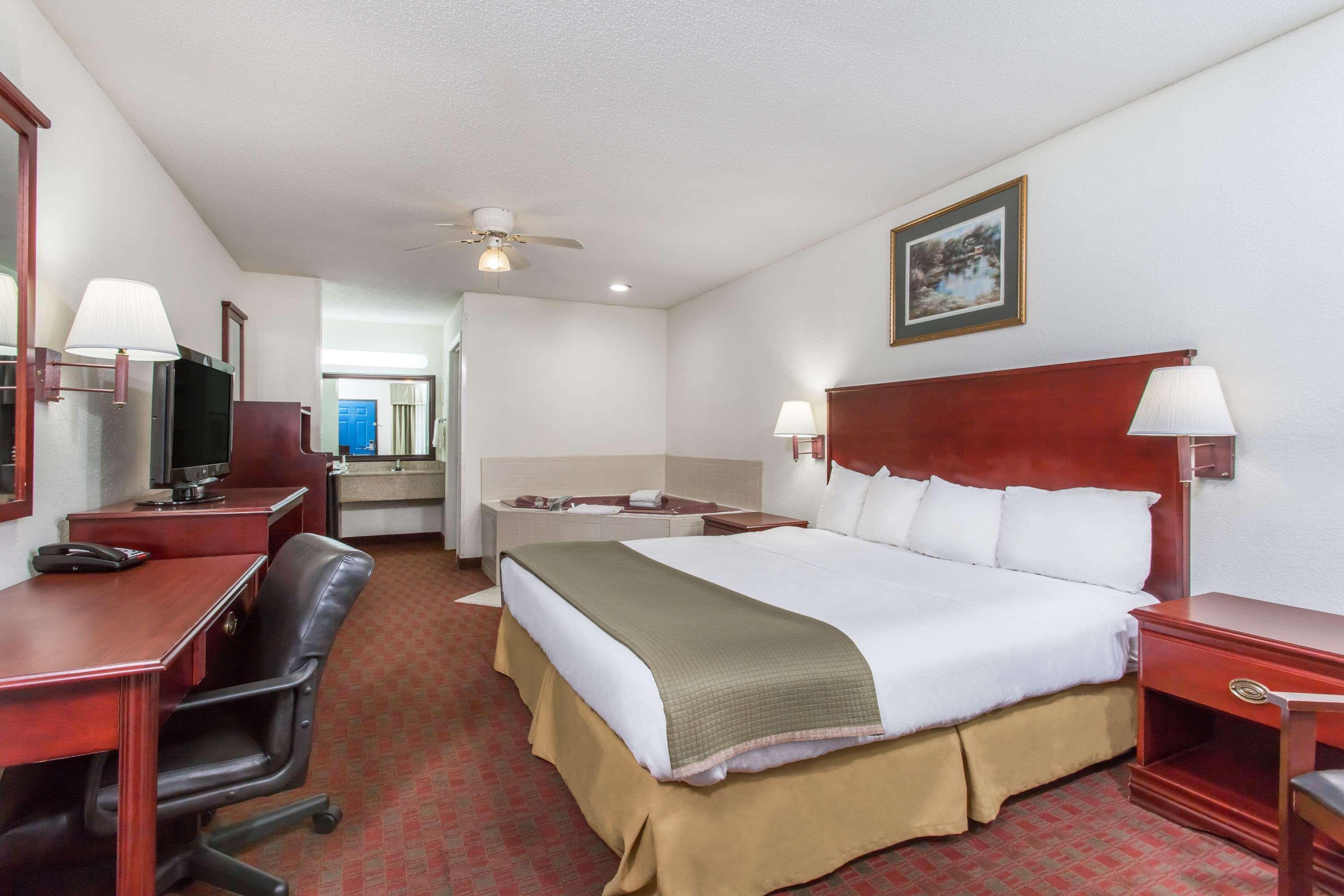 Baymont Inn & Suites Манинг Екстериор снимка