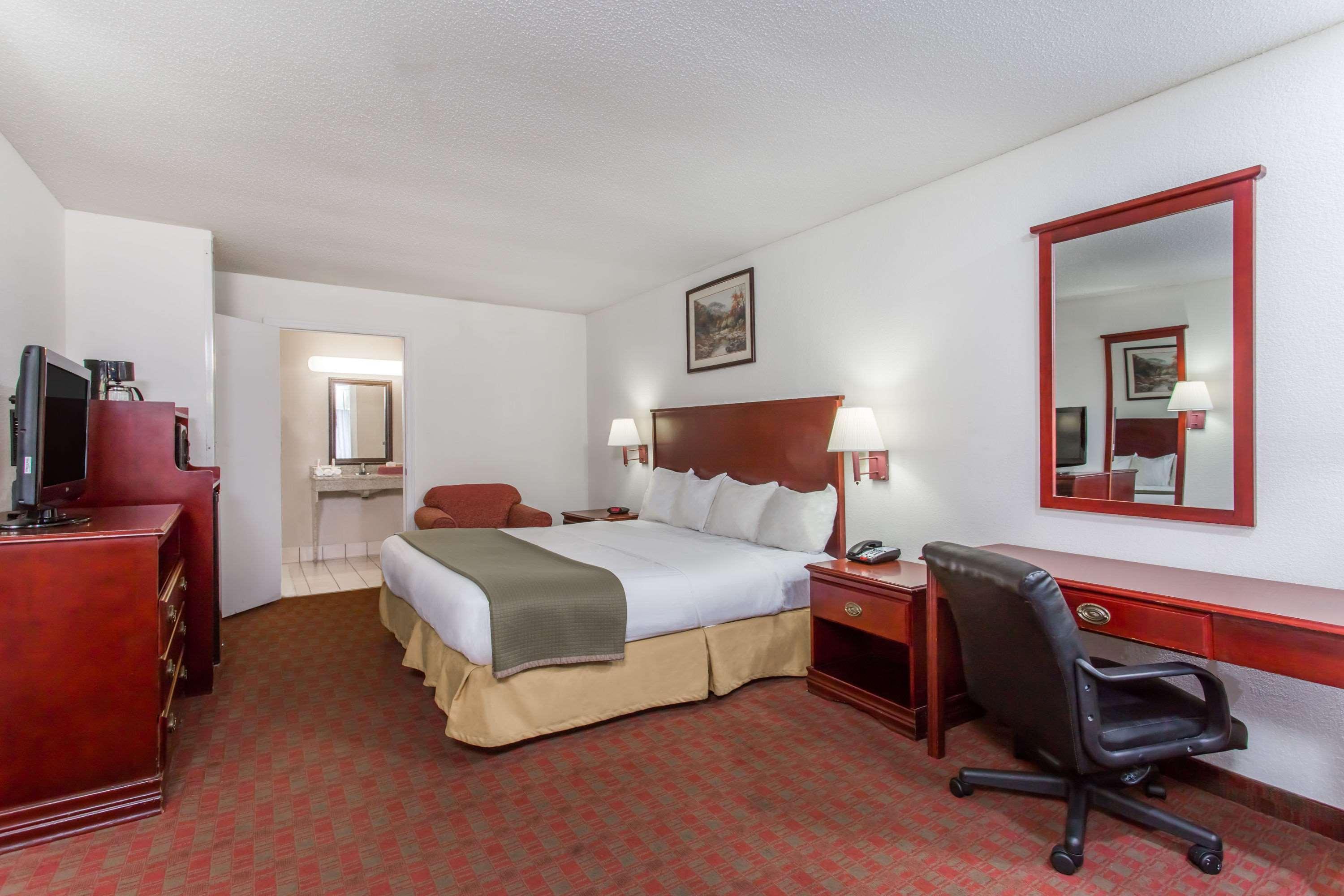 Baymont Inn & Suites Манинг Екстериор снимка