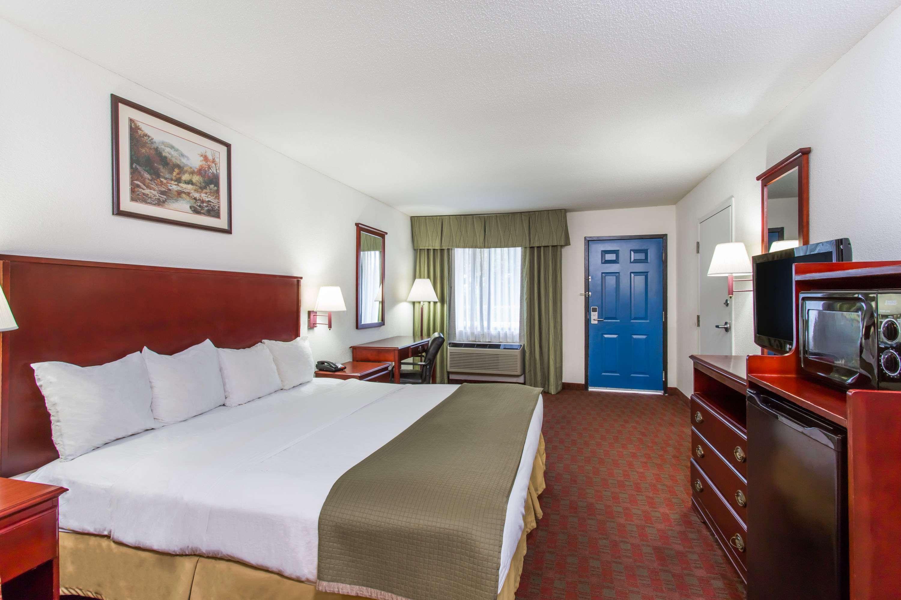 Baymont Inn & Suites Манинг Екстериор снимка