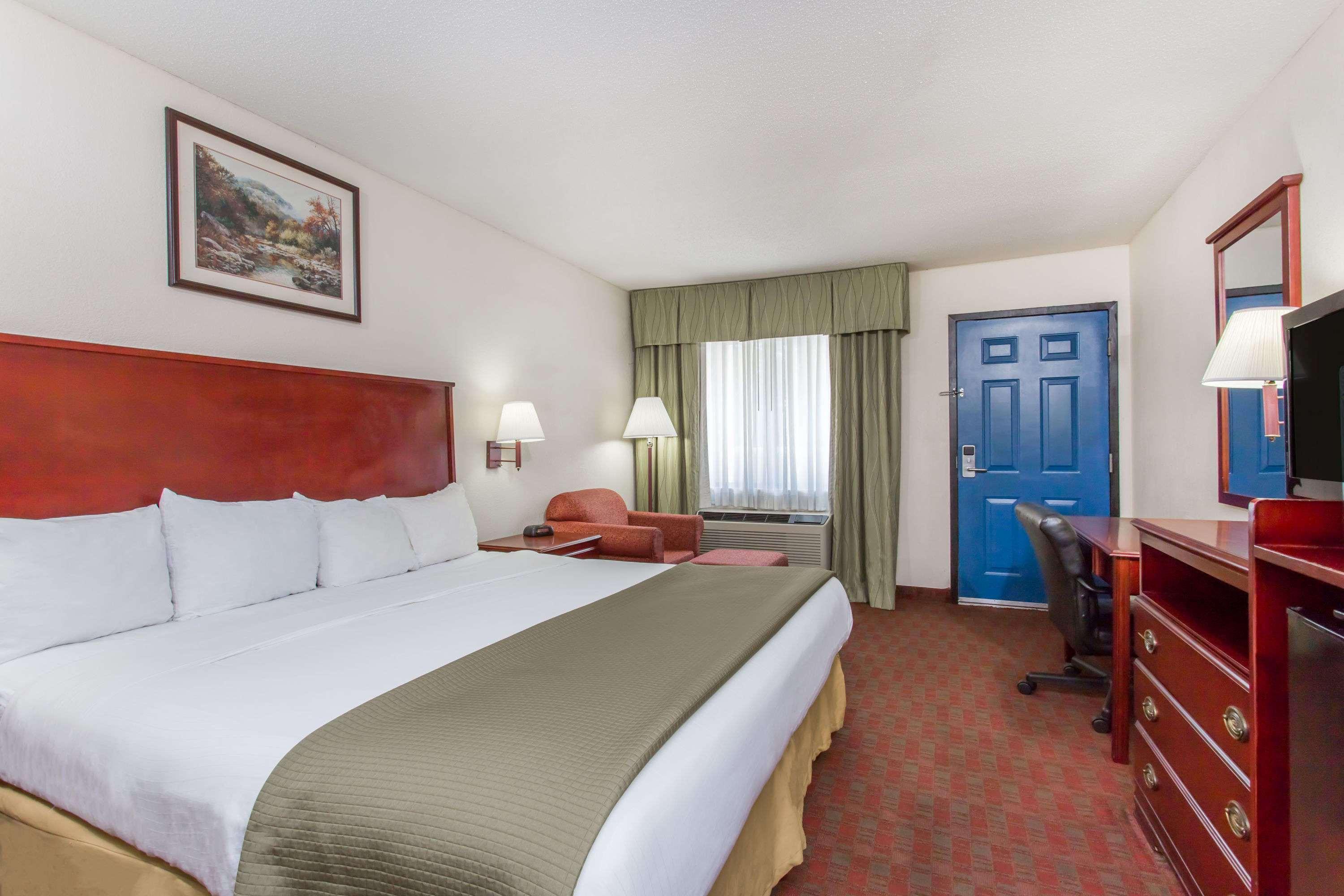 Baymont Inn & Suites Манинг Екстериор снимка