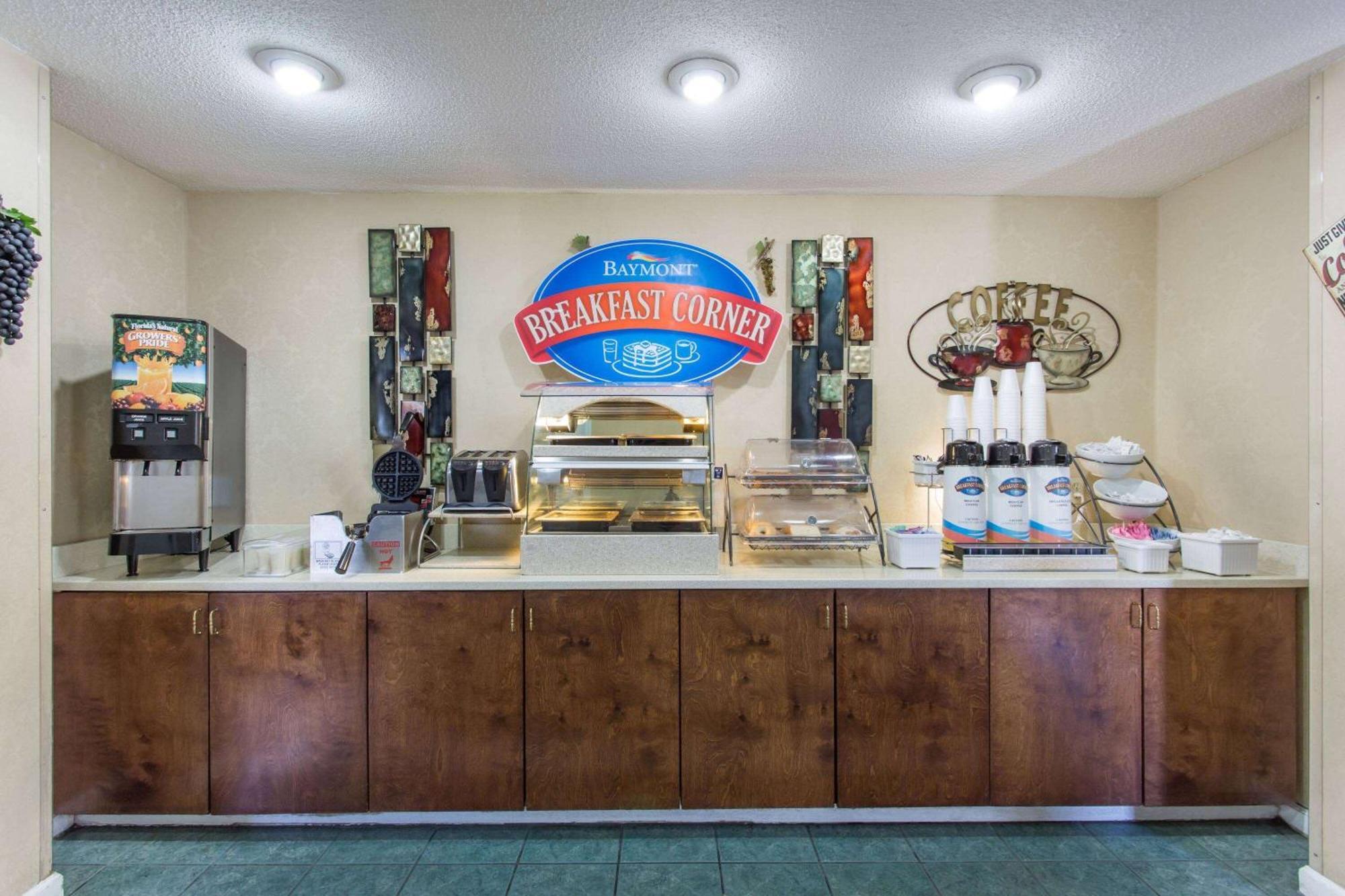 Baymont Inn & Suites Манинг Екстериор снимка